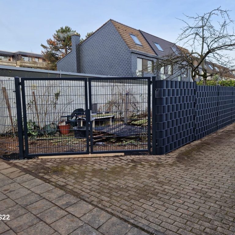 Zaunbau Langenfeld – Metallzaun mit Toranlage Zaunbau Langenfeld – Doppelstabmattenzaun mit großen Toren