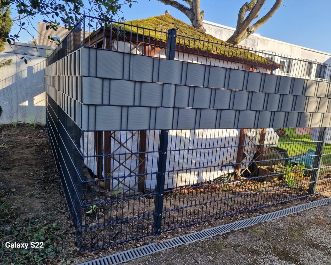 Zaunbau Langenfeld – Sichtschutz Eckbereich Sichtschutzzaun mit Ecklösung in Langenfeld.