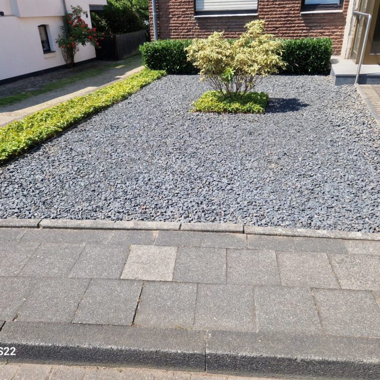 Pflasterarbeiten Langenfeld – Kies mit Pflasterkante Pflasterarbeiten Langenfeld – großzügige Kiesfläche mit sauberer Pflasterkante