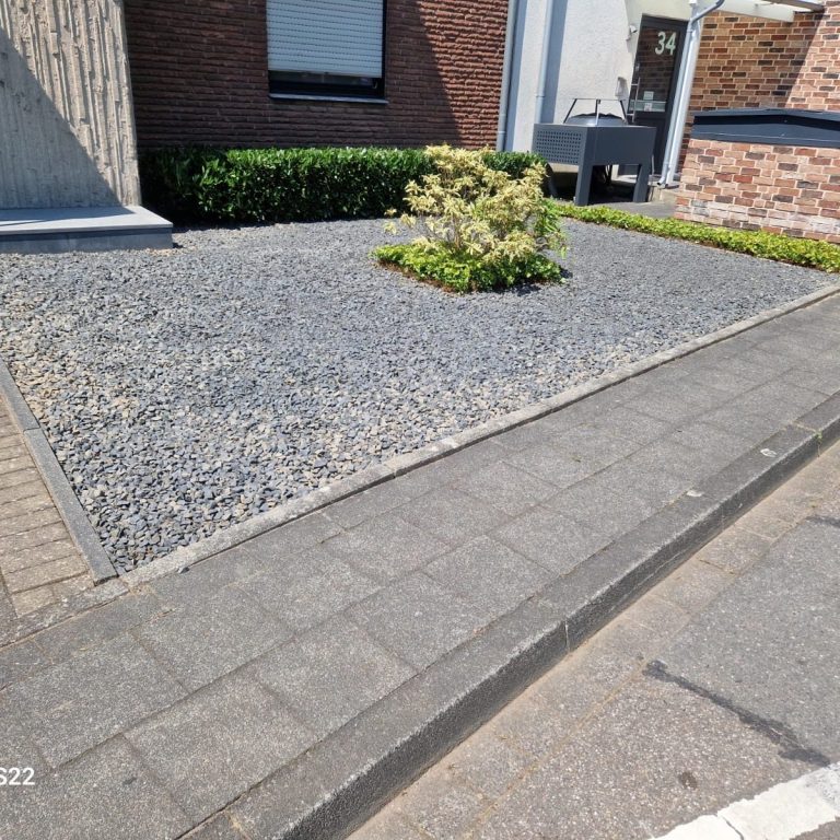 Pflasterarbeiten Monheim – saubere Kiesfläche Pflasterarbeiten Monheim – neu angelegte Kiesfläche mit Pflasterkante