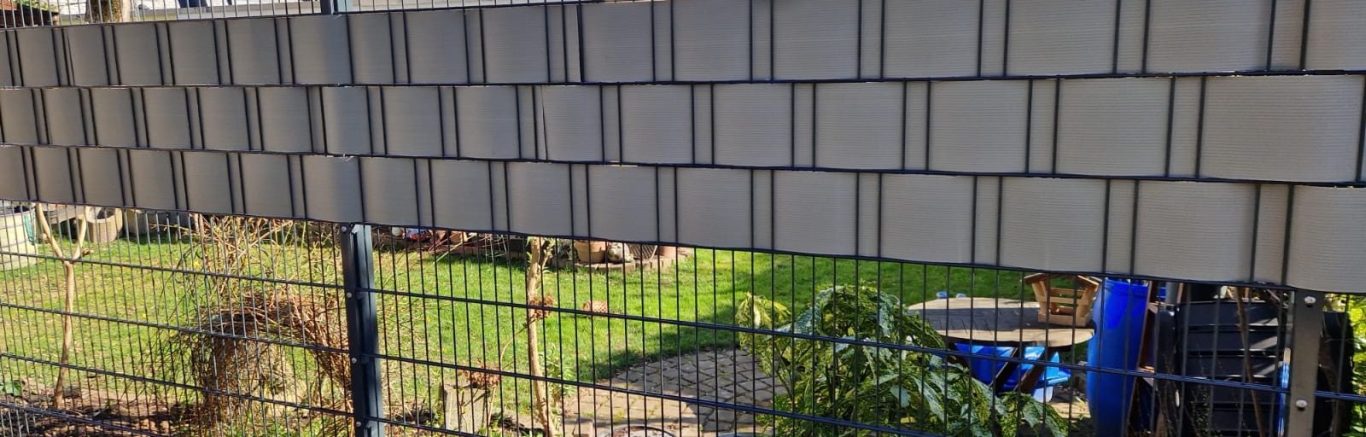 Zaunbau Kaiserswerth – Sichtschutz von innen Zaunbau Kaiserswerth – Sichtschutzzaun mit Füllung von der Gartenseite