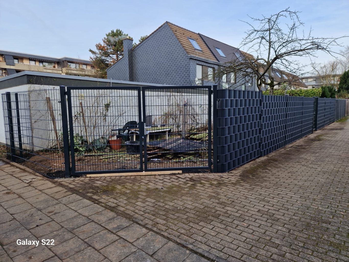 Zaunbau Hilden Vorher – Doppelstabmattenzaun in der Bauphase Vorher / Bauphase: Doppelstabmattenzaun in Hilden während der Montage – Zaunbau von Basri GaLaBau