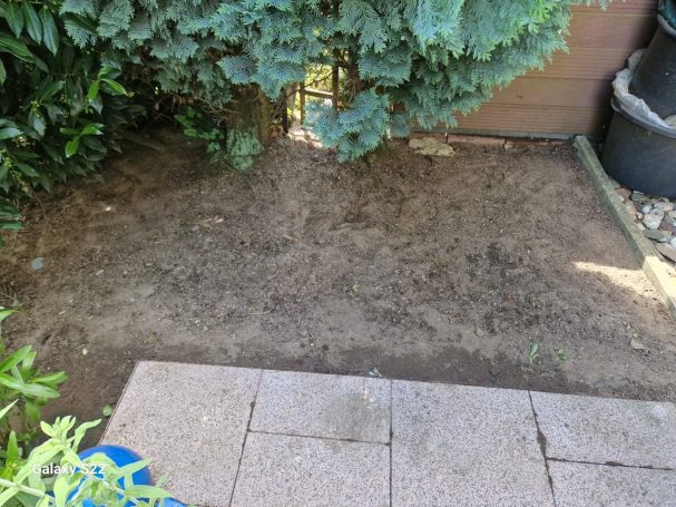 Rollrasen verlegen Hilden – Bodenvorbereitung Rollrasen verlegen in Hilden – vorbereitete Fläche für neuen Rasen