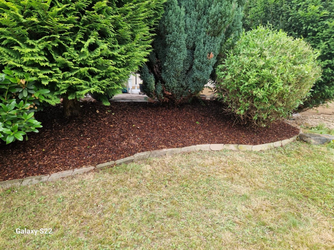 Gartenpflege Hilden Nachher – sauberes Ergebnis von Basri GaLaBau Nachher: Gepflegtes Gartenbeet mit Rindenmulch und klarer Struktur nach der Gartenpflege in Hilden