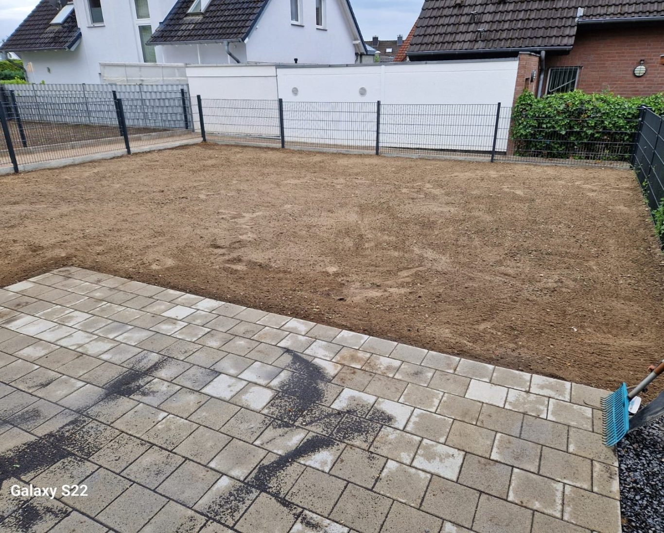 Rollrasen verlegen Monheim – Bodenvorbereitung Rollrasen verlegen Monheim – vorbereitete Fläche unter Koniferen